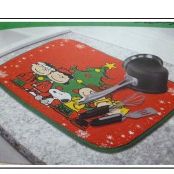 NWT ~ 2 Pack of Peanuts Snoopy & Friends Holiday Microfiber Dish Drying Mats - Picture 2 of 7